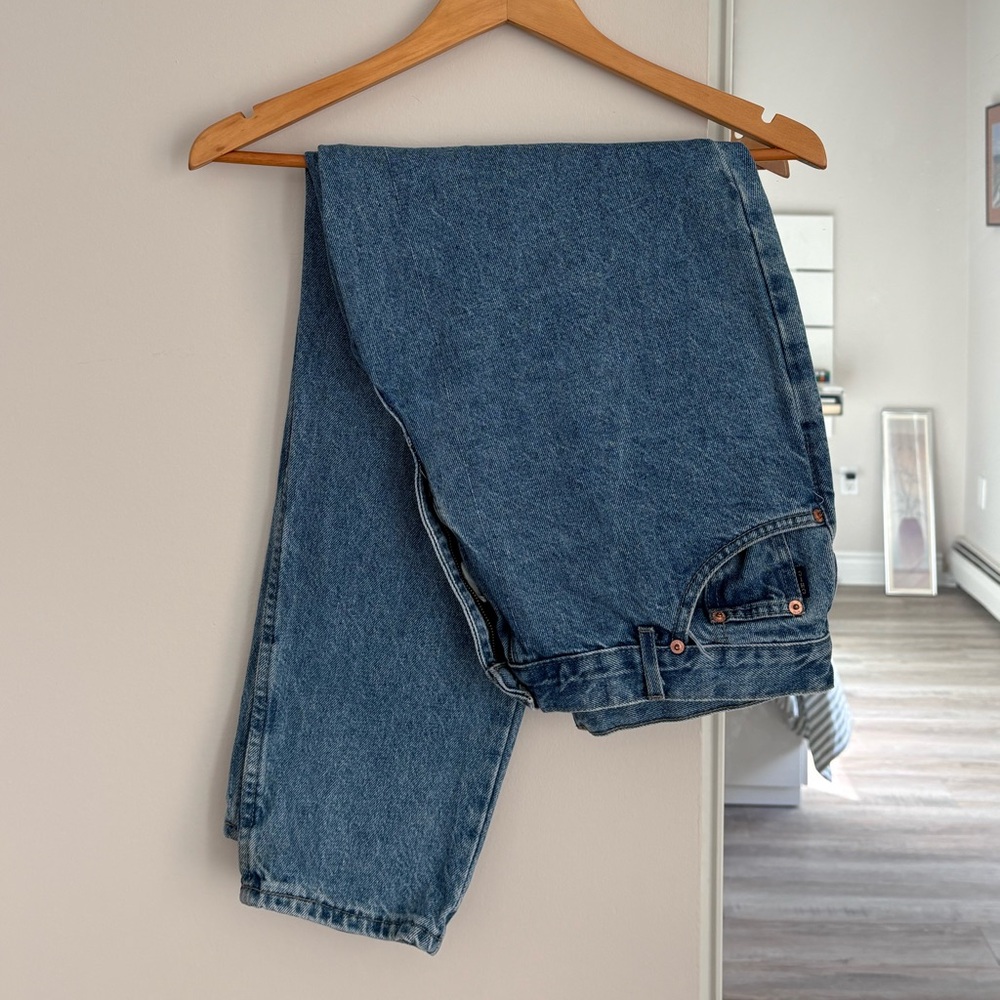 chic Classic Straight-Leg Denim Jeans in Medium Blue